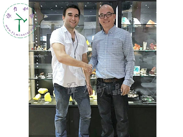 亞利桑那大學礦物學Marcus馬庫斯教授(左),譚力(右) 亞利桑那大學礦物學Marcus馬庫斯教授(左),譚力(右)